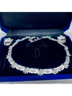 VTG. RARE CROWN TRIFARI CLEAR RHINESTONE DEMI FLOWERS NECKLACE & EARRINGS